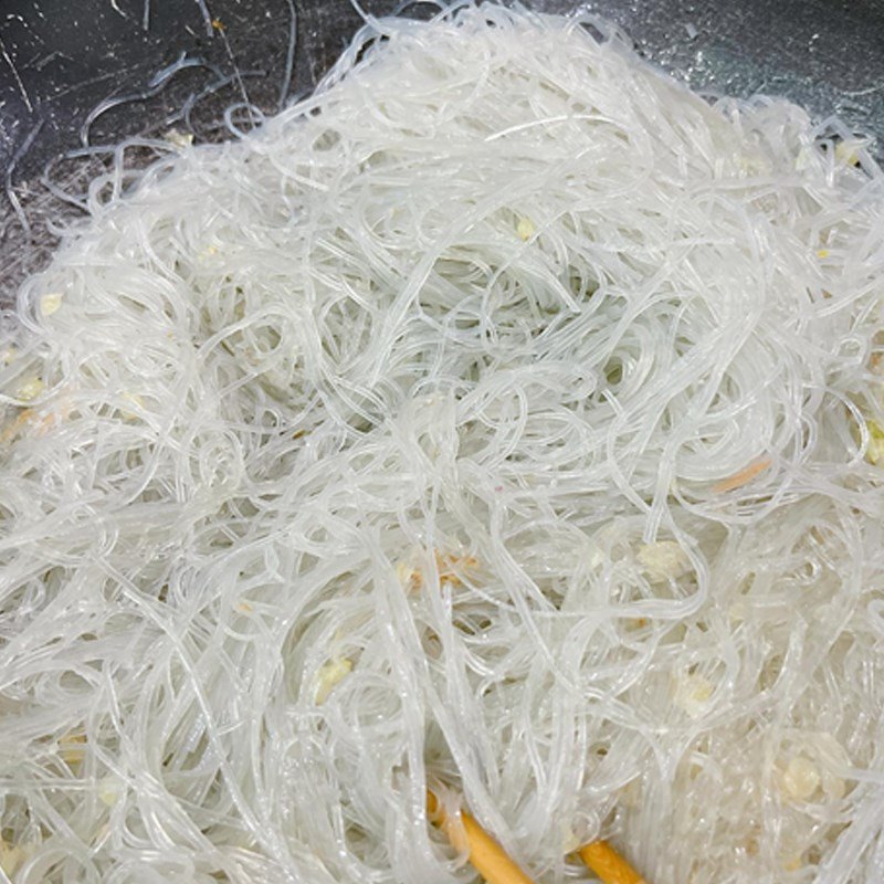 Miến đang được trộn đều với gia vị làm món miến lươn Nghệ An
