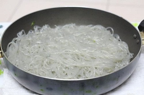Miến dong đã sơ chế và đang được trộn đều với dầu ăn giúp không bị dính khi xào