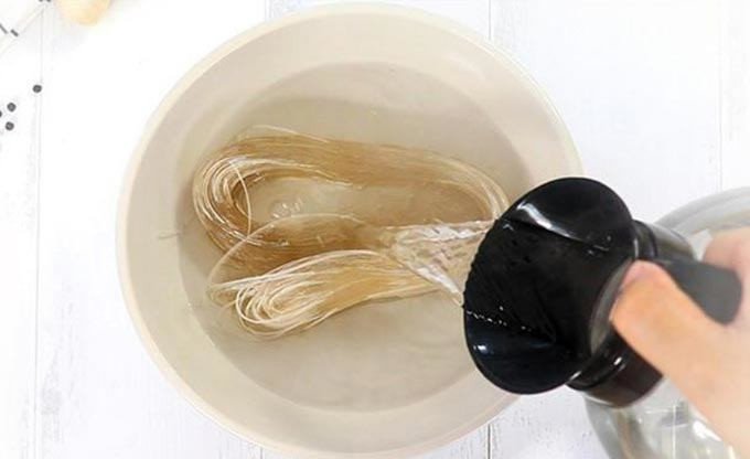 Miến dong đang được ngâm trong nước ấm cho mềm