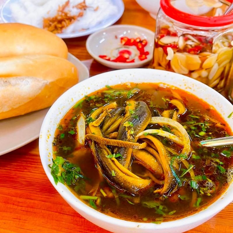 miến lươn cay nóng hổi tại quán Hồng Sơn, thành phố Vinh