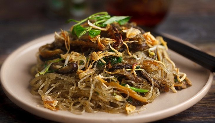 Miến xào lươn với sợi miến săn chắc, ngấm gia vị và lươn thơm ngọt