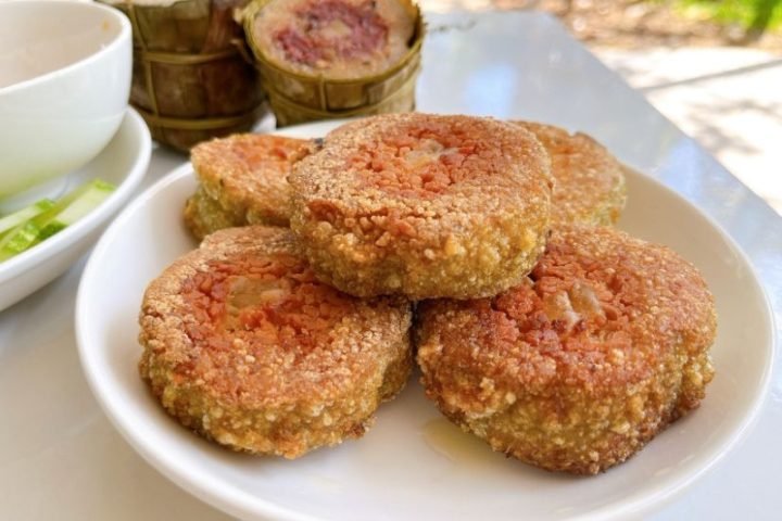 Miếng bánh chưng rán vàng ruộm, thơm ngon hấp dẫn