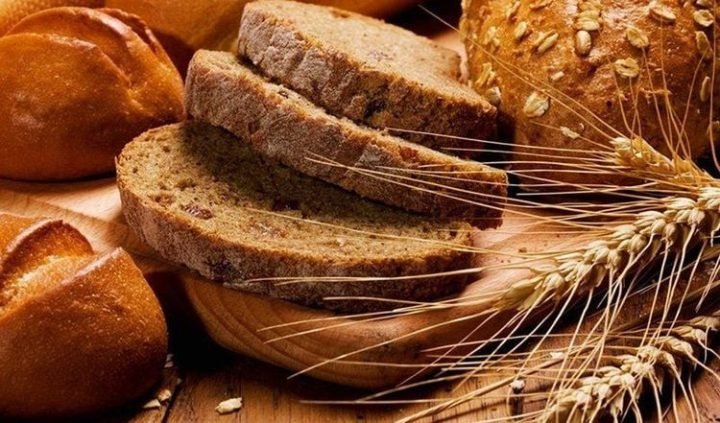 Miếng bánh mì đen nguyên cám giàu dinh dưỡng, minh họa lượng calo