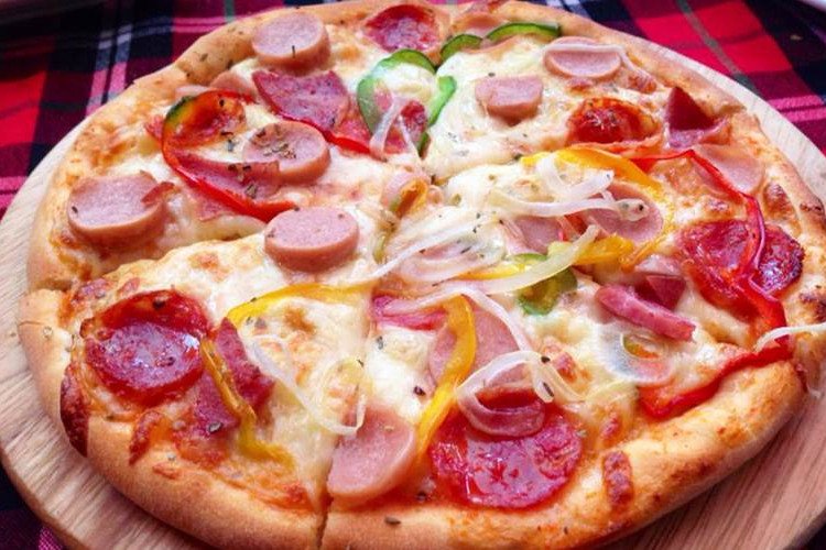 Miếng bánh pizza xúc xích phô mai nóng hổi, kéo sợi hấp dẫn