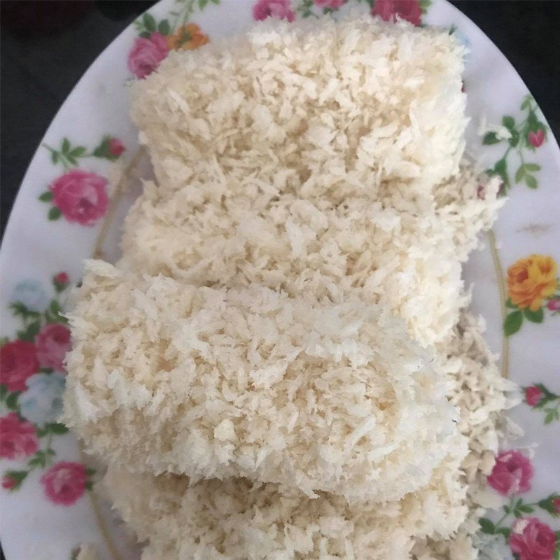 miếng bánh sữa chiên đã phủ bột