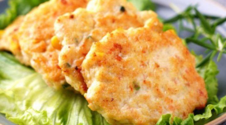 Miếng chả tôm thịt lợn chiên vàng ươm trên đĩa, điểm chút rau thơm.