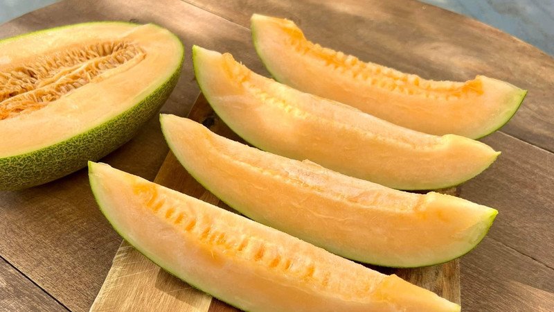 Miếng dưa hoàng kim tươi ngon, minh họa dưa hoàng kim bao nhiêu calo và lợi ích cho sức khỏe