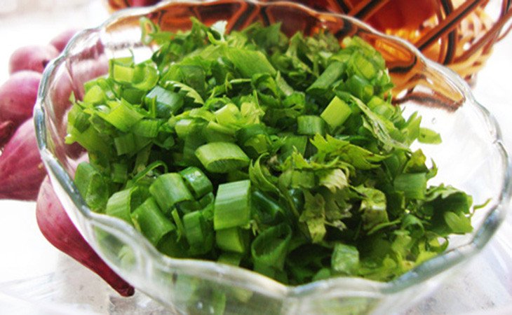 Miếng giò heo đã chặt vừa ăn, sẵn sàng cho món cháo chân giò