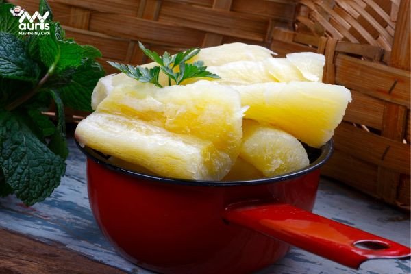 Miếng khoai mì hấp trên tay, gợi ý việc kiểm soát khẩu phần để tránh tăng cân
