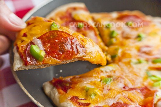 Miếng pizza giòn rụm, nóng hổi vừa ra lò từ chảo chống dính