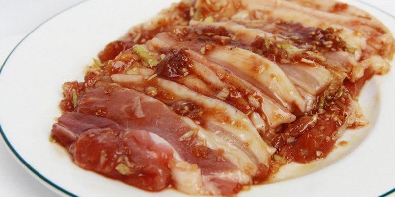Miếng thịt ba chỉ đã ướp thấm gia vị, sẵn sàng cho công đoạn chiên vàng