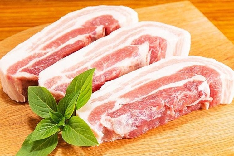 Miếng thịt ba chỉ tươi ngon, chuẩn bị để làm kho quẹt