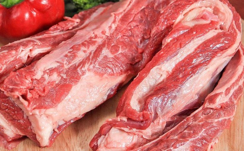 Miếng thịt bò tươi ngon, đỏ tươi chuẩn bị cho món bún bò Huế tại nhà