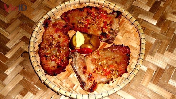 Miếng thịt cốt lết nướng sả đậm đà, dậy mùi thơm đặc trưng