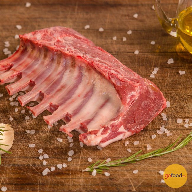 Miếng thịt cừu đang được ngâm trong tô nước chè xanh đậm đặc để loại bỏ mùi hôi