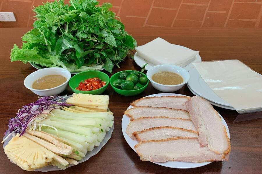 Miếng thịt heo ba chỉ luộc thái mỏng cho món thịt luộc cuốn bánh tráng