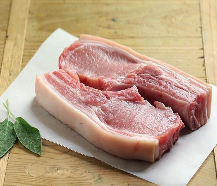 Miếng thịt heo nạc vai tươi được chuẩn bị làm ruốc tôm thịt Quảng Ninh