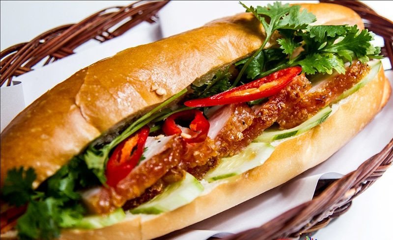Miếng thịt heo quay vàng ươm bên trong ổ bánh mì