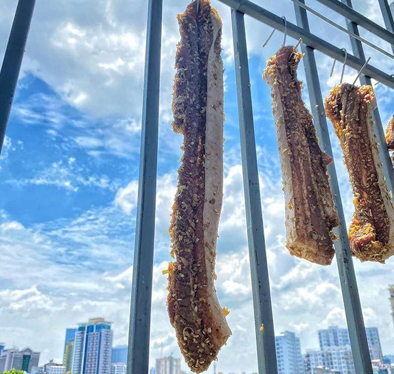 Miếng thịt lợn khô đã tẩm ướp gia vị sẵn sàng phơi