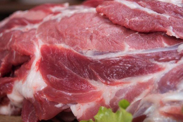 Miếng thịt nạc dăm tươi ngon chuẩn bị làm xá xíu người Hoa