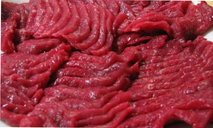 Miếng thịt ngựa tươi ngon, màu đỏ tươi chuẩn bị cho món hấp
