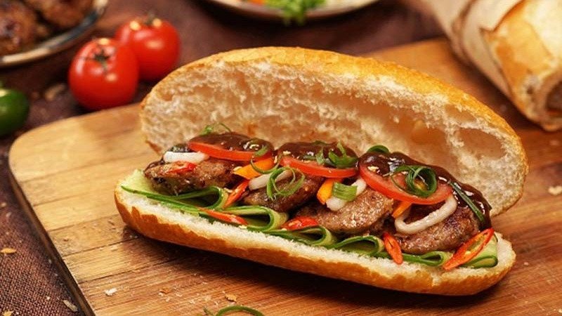 Minh họa các thành phần chính ảnh hưởng đến việc 1 bánh mì thịt nướng bao nhiêu calo.