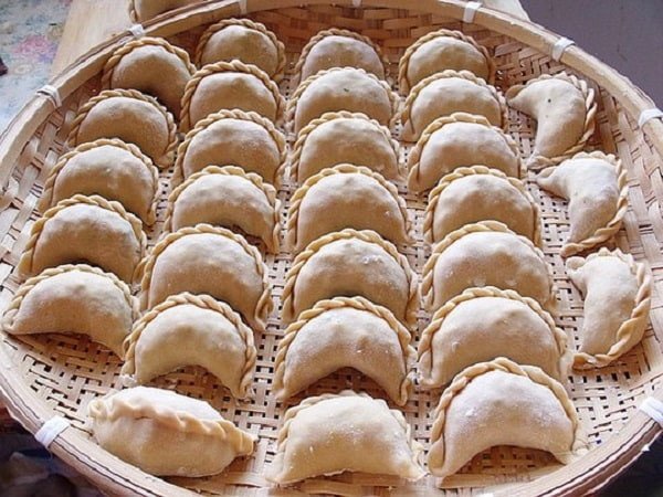 Minh họa cách tạo hình bánh quai vạc hình bán nguyệt đẹp mắt