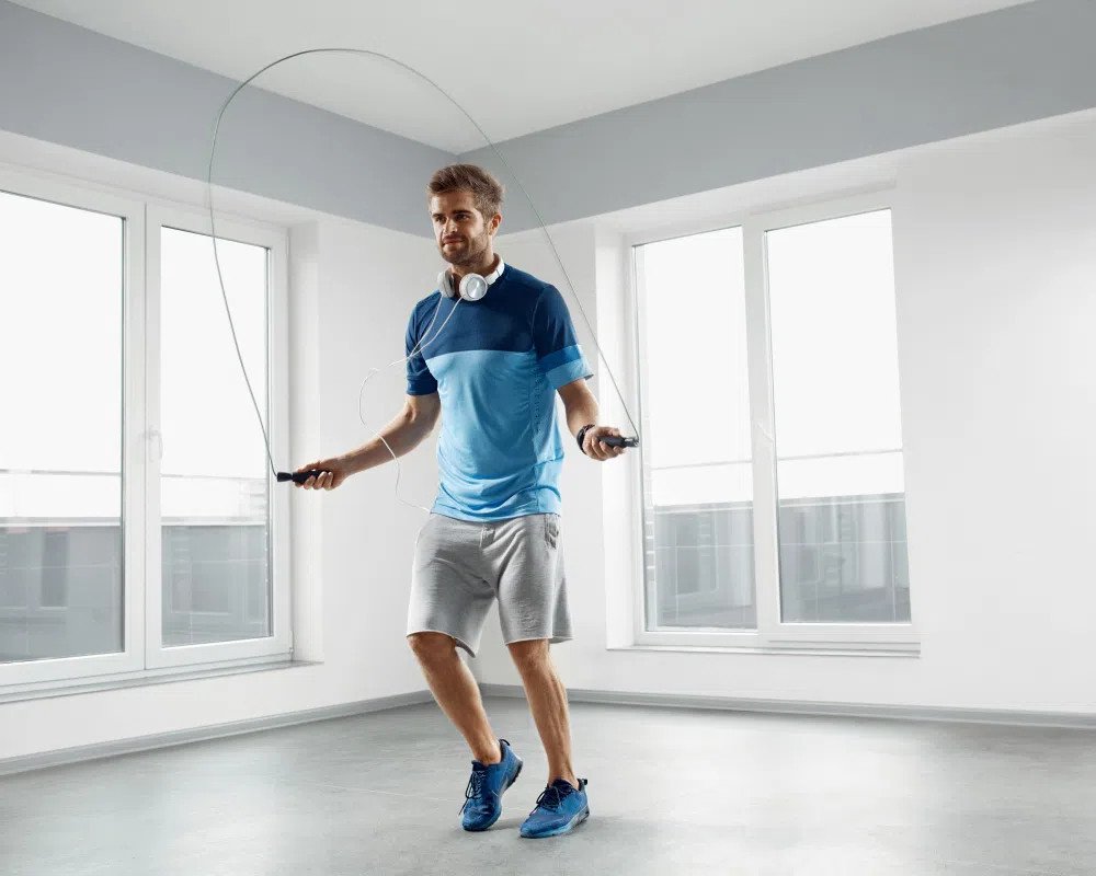 Minh họa một người đang nhảy dây trên sân, thể hiện phương pháp giảm cân và đốt cháy calo hiệu quả.