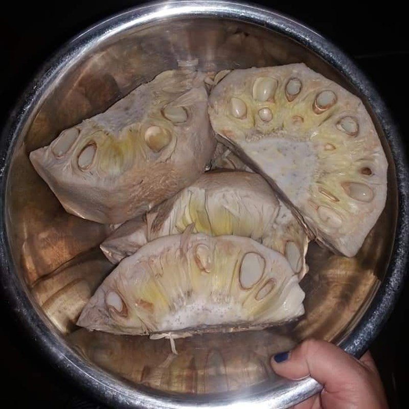 Mít non đang được luộc để loại bỏ mủ và làm mềm