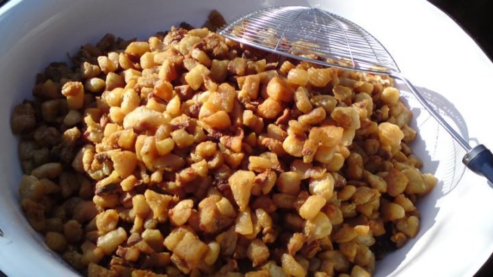 Mỡ heo chiên giòn rụm thành tóp mỡ, hương vị béo ngậy