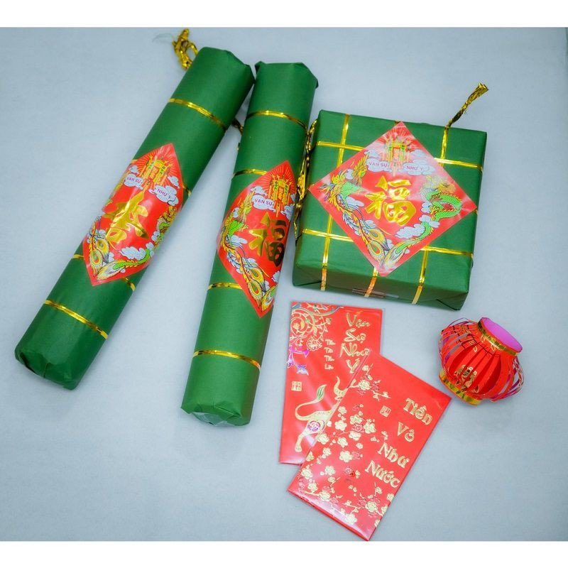 Mô hình bánh chưng giấy trang trí thêm chữ Phúc Lộc Thọ tạo điểm nhấn cho ngày Tết