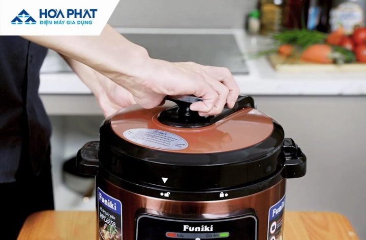 Mở nắp nồi áp suất