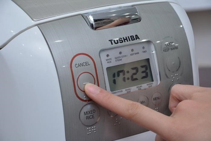 Mở nắp nồi cơm Toshiba sau khi cơm đã chín