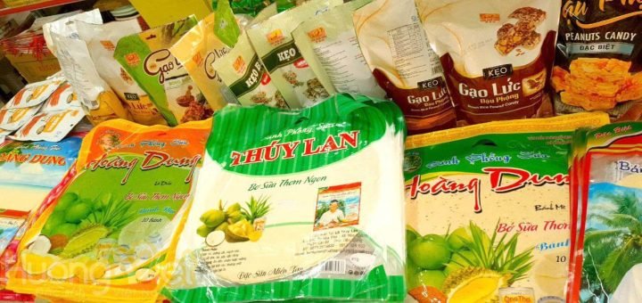 Giải mã 100g Bánh Phồng Sữa Bao Nhiêu Calo? Ăn Ngon Mà Không Lo Tăng Cân Mô tả chi tiết cách thưởng thức bánh phồng sữa, hình ảnh chiếc bánh phồng sữa dừa mè thơm ngon