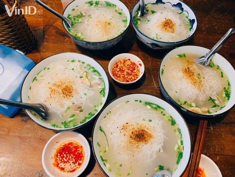 Mô tả nguồn gốc tên gọi "bún quậy" và đặc trưng ẩm thực Phú Quốc