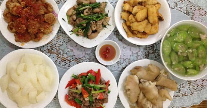 Món ăn gia đình với cá rô phi chiên, móng giò luộc và thịt bò xào