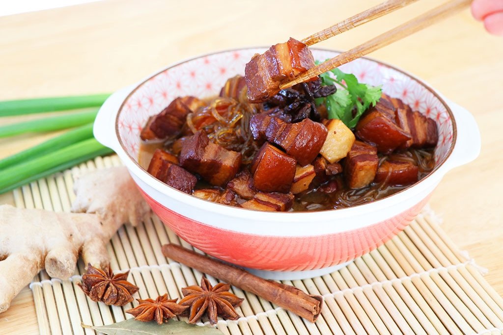 Món ăn hầm truyền thống được nêm hoa hồi thơm lừng
