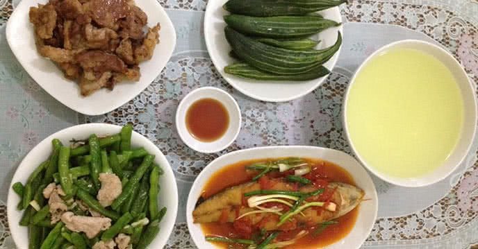 Món ăn hàng ngày: cá thu sốt cà chua, thịt nướng và lạc lè luộc