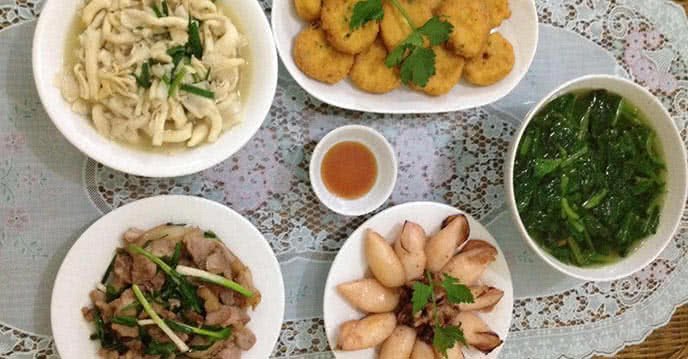Món ăn hàng ngày: mực chiên mắm tỏi, chả đậu phụ và thịt xào hành