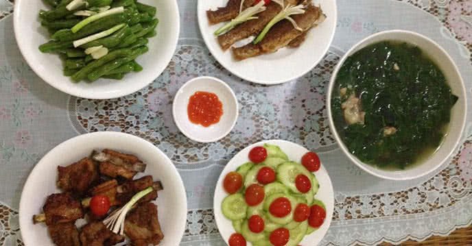 Món ăn hàng ngày: sườn nướng, cá lanh kho, salad dưa chuột và canh rau ngót