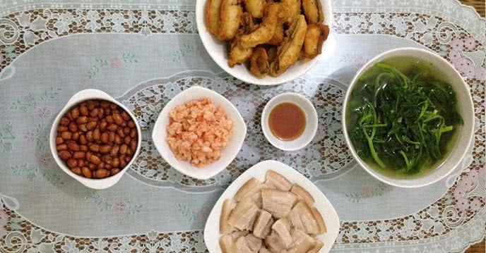 Món ăn hàng ngày với cá rô phi chiên, thịt ba chỉ luộc và tôm băm rim