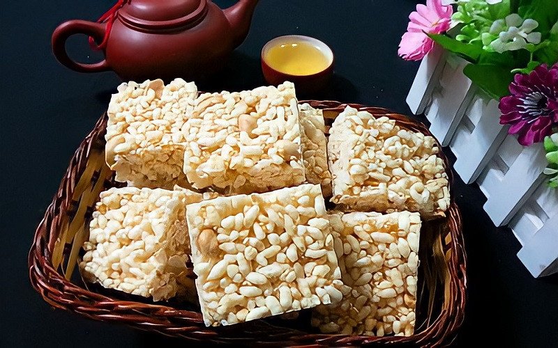 Món bánh cốm gạo rang thơm ngon, giòn rụm tuổi thơ