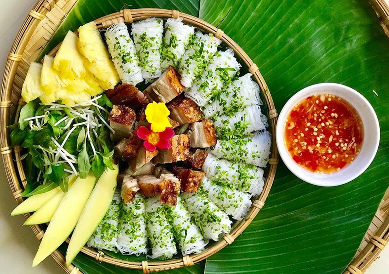 Món bánh hỏi heo quay hấp dẫn với miếng thịt giòn và rau sống