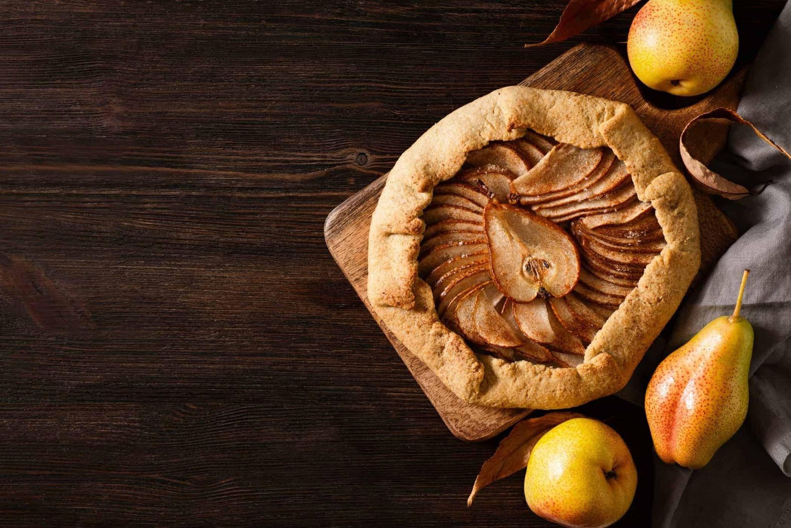 Món bánh tart lê vàng ươm hấp dẫn, thể hiện sự đa dạng trong cách chế biến quả lê, mang lại hương vị thơm ngon và câu hỏi lê đường bao nhiêu calo cho món tráng miệng.