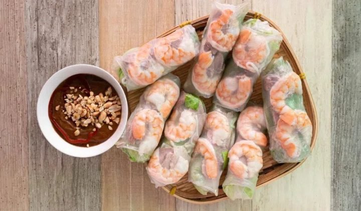 Món bánh tráng cuộn hấp dẫn, cân nhắc lượng calo bánh tráng khi thưởng thức.