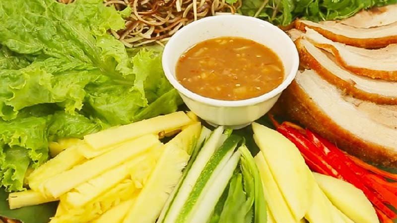 Món bánh tráng cuốn thịt heo thơm ngon đủ vị