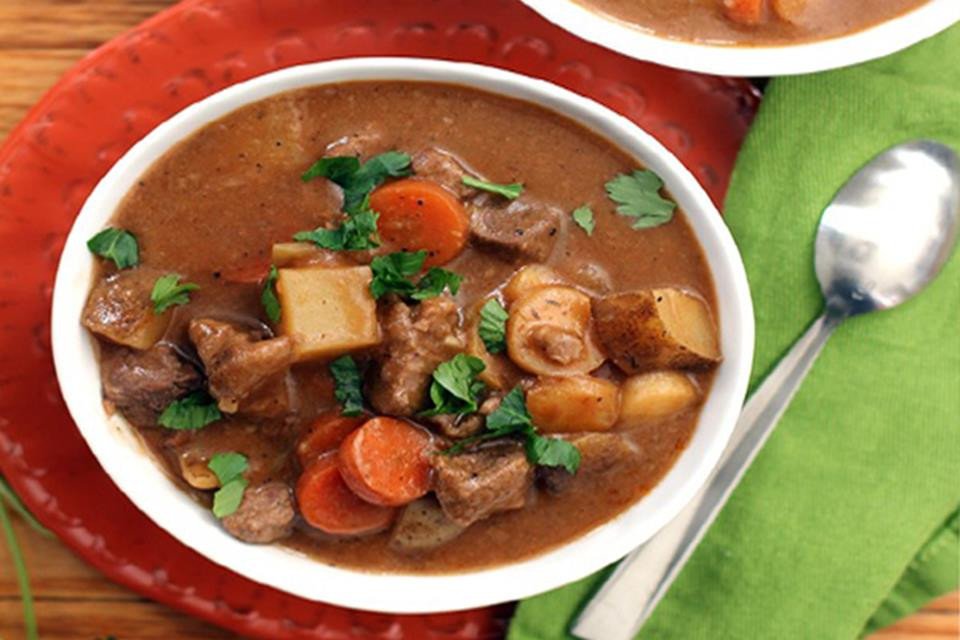 Món bò hầm bia hoàn chỉnh với rau thơm