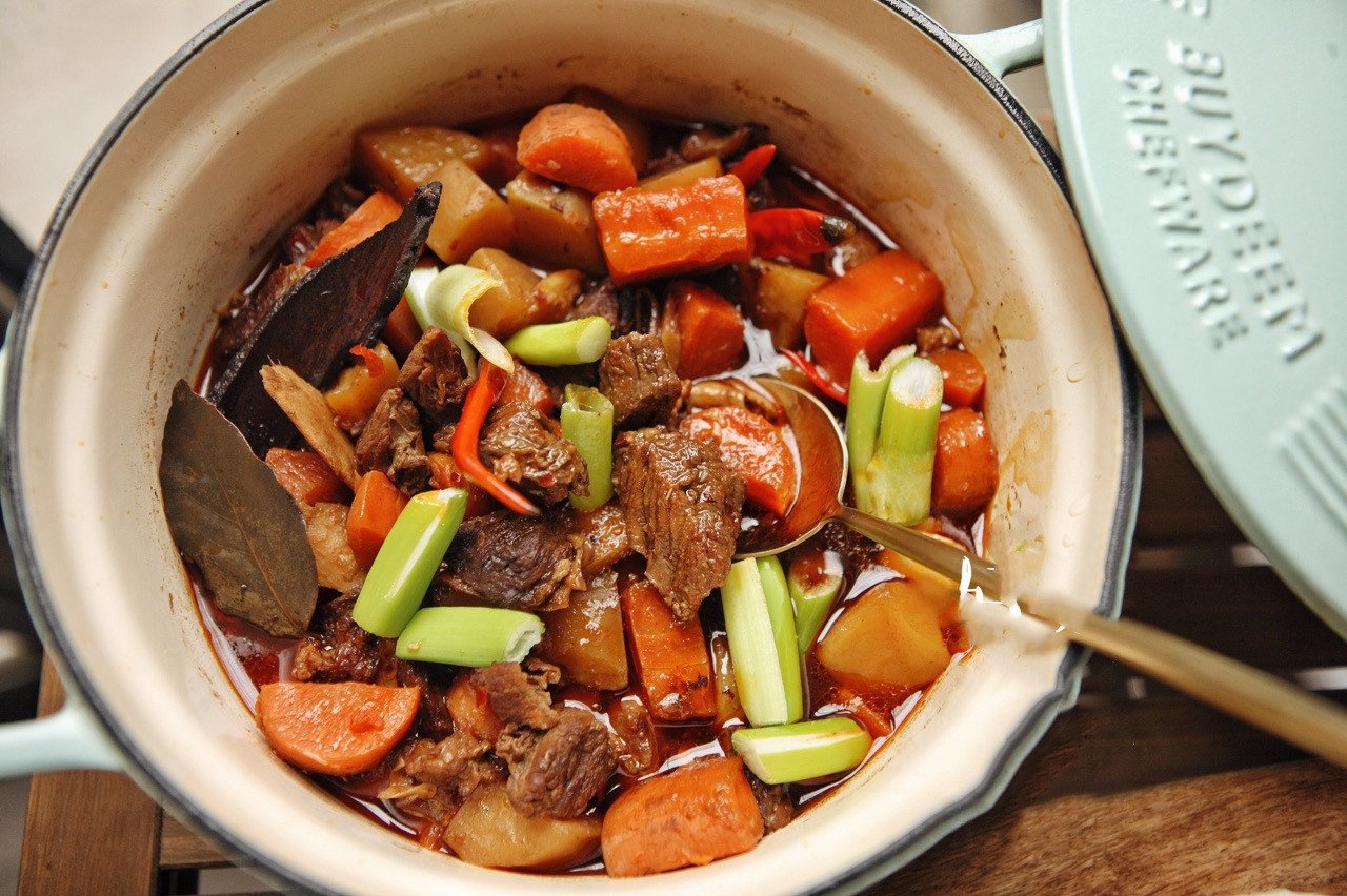 Món bò kho hoàn chỉnh với màu sắc hấp dẫn