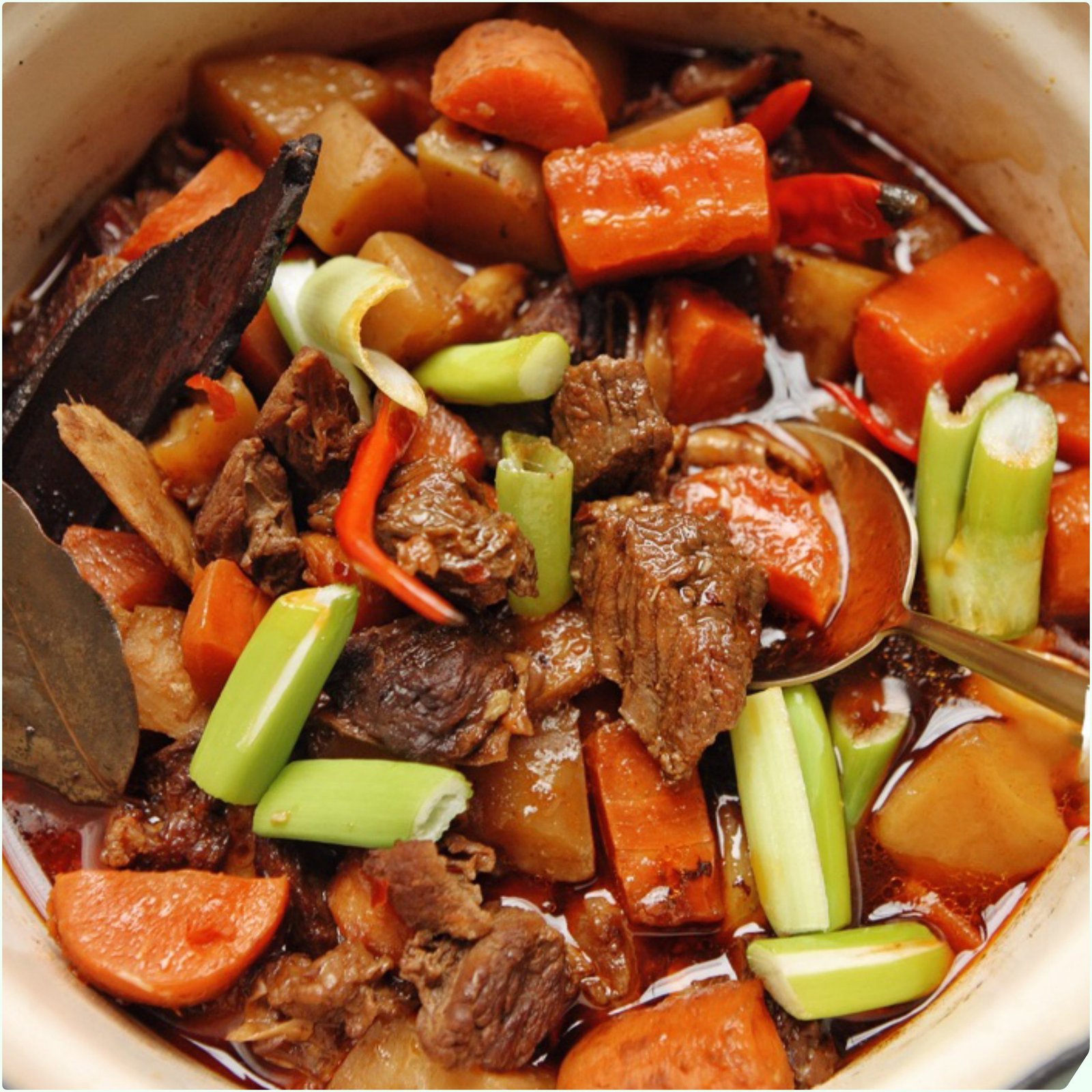 Món bò kho nóng hổi sẵn sàng để thưởng thức