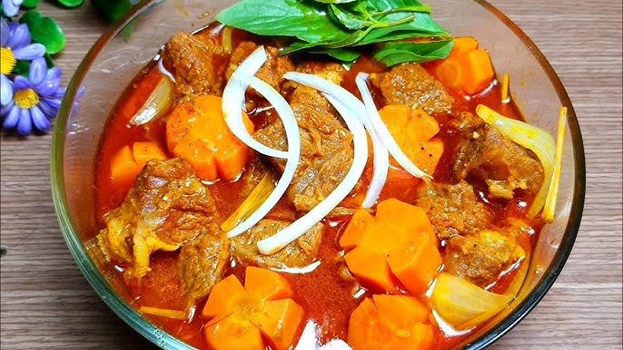 Món bò kho nước dừa nóng hổi ăn kèm bánh mì hoặc cơm trắng
